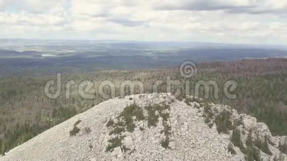 白色岩石的俯视和带森林的山谷的全景剪辑多云天空的丘陵山谷景观视频的预览图