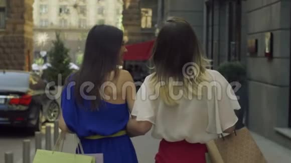 带着购物袋走在街上的积极女性视频的预览图