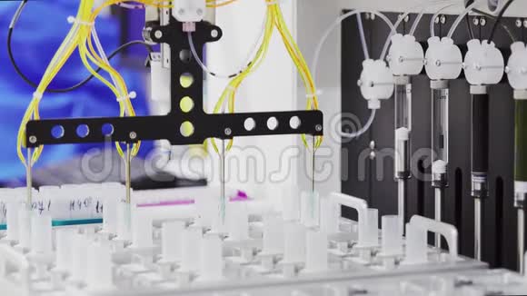 实验室机器人的特写将分析用的药物催化剂注入试管中视频的预览图
