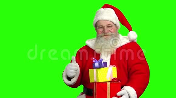 圣诞老人拿着礼物绿色的屏幕视频的预览图