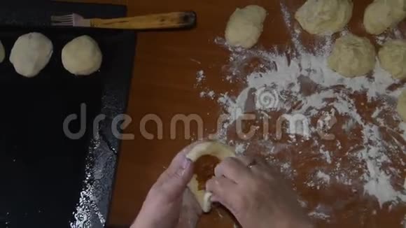 手糖果雕刻卷与苹果果酱视频的预览图