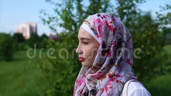 一位年轻的穆斯林妇女戴着头巾在公园里享受孤独视频的预览图