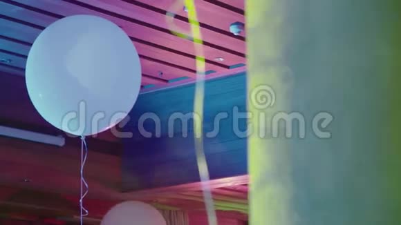 派对上的白色气球视频的预览图