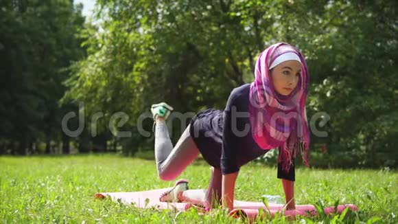穆斯林女孩保持健康视频的预览图