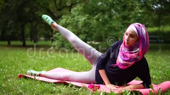 的年轻穆斯林妇女做臀部肌肉强化练习视频的预览图