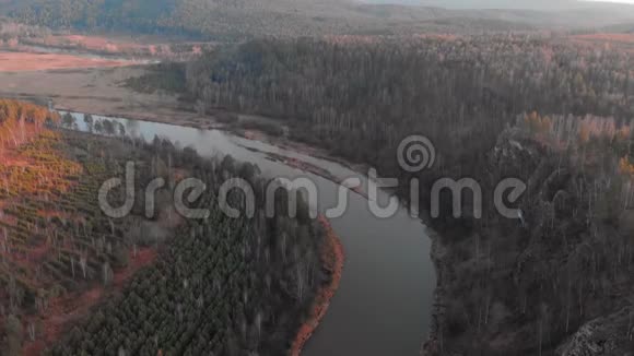 巴什科尔托斯坦共和国河流秋季伊德里索夫斯卡亚洞穴现代色彩色调视频的预览图