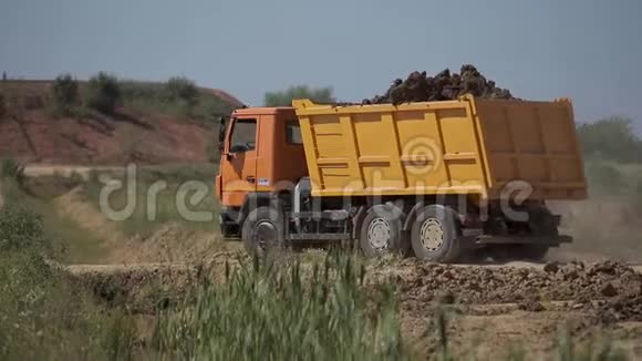 卡车在工厂的沙子上行驶工业运输视频的预览图