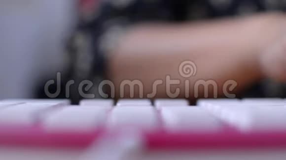 合上桌上女士打字键盘的手视频的预览图