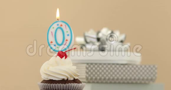 纸杯蛋糕背景中的0号蜡烛视频的预览图