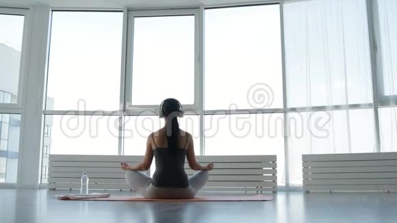 放松女性瑜伽冥想的后视图视频的预览图