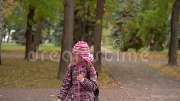 在学校学习之后带眼镜的女学生在公园跳舞放学后在公园里休息一分钟视频的预览图