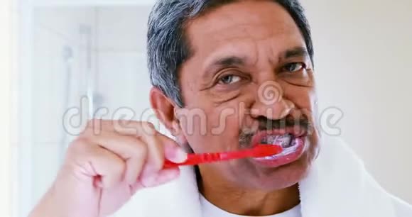 4k浴室的老人刷牙视频的预览图