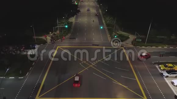夜间十字路口的灯光和汽车的行驶射击道路交叉口夜间交通视频的预览图