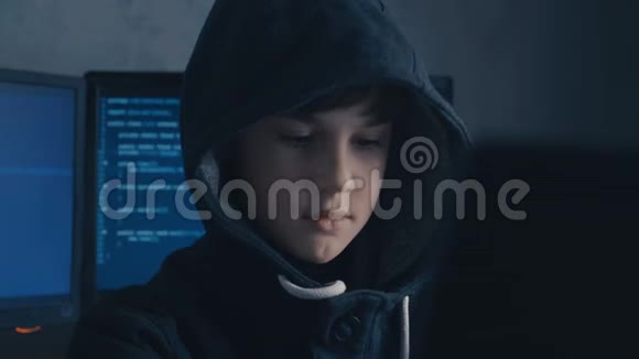 一个天才男孩黑客巨人在秘密数据中心工作的引擎盖的肖像视频的预览图