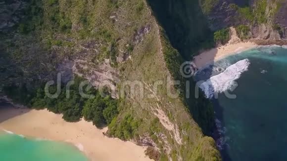 亚洲巴厘岛NusaPenida岛上令人叹为观止的热带天堂海滩和悬崖的空中回溯跟踪视频的预览图