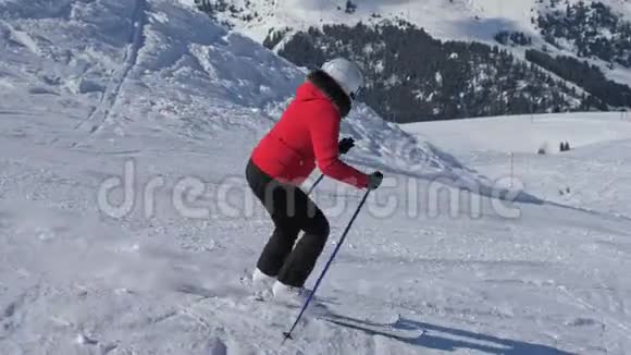 冬天成熟的女滑雪者在山上滑雪场的斜坡上雕刻视频的预览图
