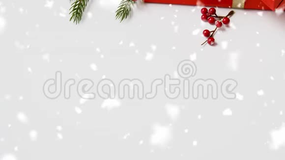 圣诞礼物和松树枝视频的预览图