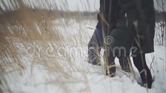 一对情侣在雪地里漫步在田野里漂流视频的预览图