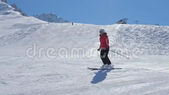 冬天女滑雪者沿着山坡滑雪视频的预览图