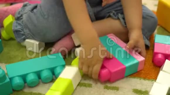 快乐的孩子在幼儿园玩多种颜色的积木幼儿园教育视频的预览图