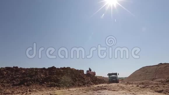 卡车在工厂的沙子上行驶工业运输视频的预览图