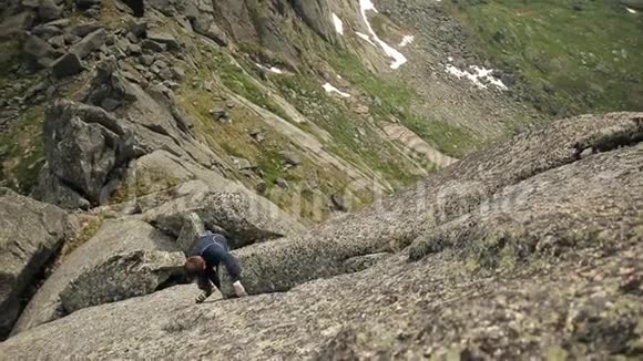 一个无私的人没有绳子爬到悬崖的顶端视频的预览图