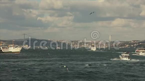 游船背景上的博斯普鲁斯大桥大风天气博斯普鲁斯大桥在前景的乐趣视频的预览图