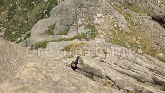一个无私的人没有绳子爬到悬崖的顶端视频的预览图