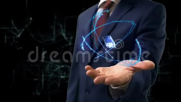 商人在他的手上展示了概念全息三维USB闪存驱动器视频的预览图