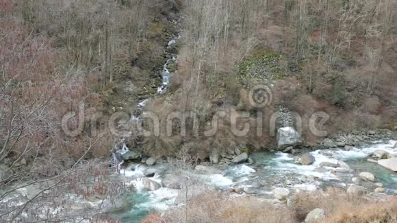 冬天河流和山涧交叉视频的预览图