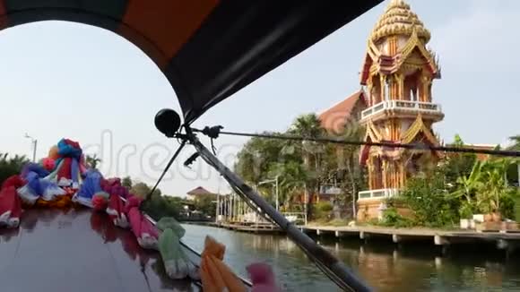 亚洲运河旅游之旅从泰国传统船上装饰的平静通道和住宅中观看视频的预览图