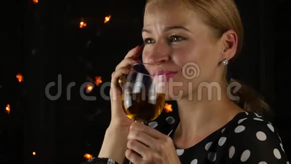 快乐的女人在手机上聊天在黑暗中喝酒节日气氛和庆祝理念4K视频的预览图
