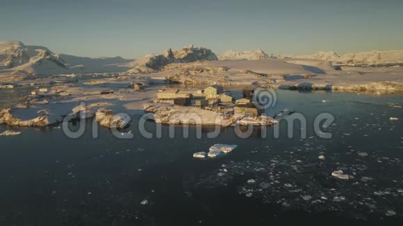 南极洲弗拉德斯基站日落鸟瞰视频的预览图