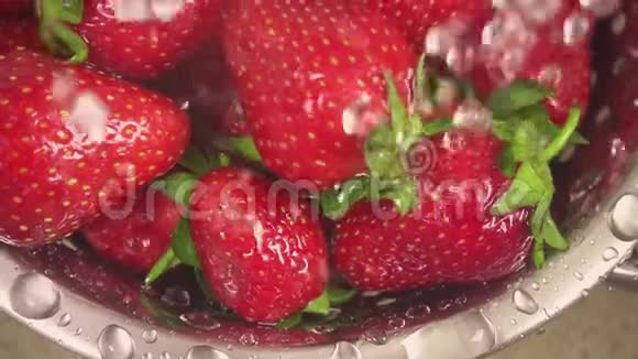 慢动作的水滴落在一个草莓上视频的预览图
