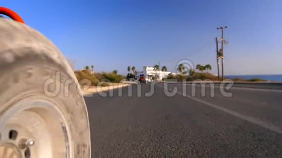 沙车车轮路从沙丘上的马车可以看到城市道路视频的预览图