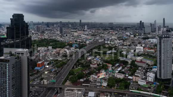 泰国曼谷天空多云摩天大楼和高速公路过时视频的预览图