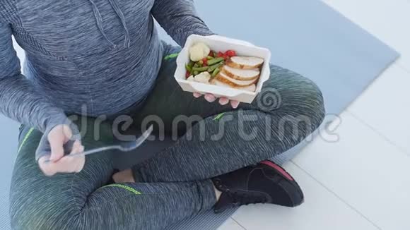 健身和健康食品女人正在休息在穿着白色衣服锻炼后吃健康的食物视频的预览图