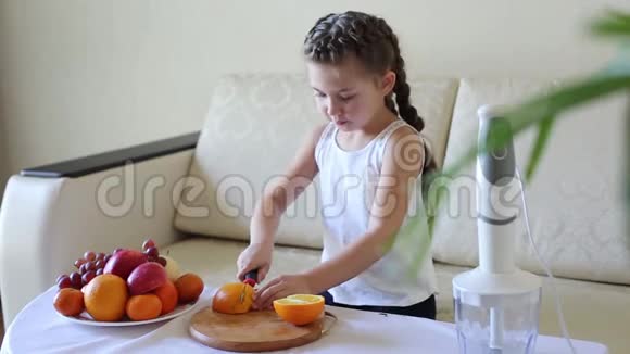 孩子用刀切橘子视频的预览图