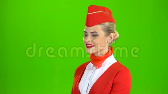 空姐在对讲机上讲话绿色屏幕视频的预览图