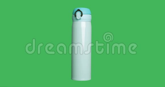 隔离蓝色热水瓶与热饮在绿色屏幕色度键背景视频的预览图
