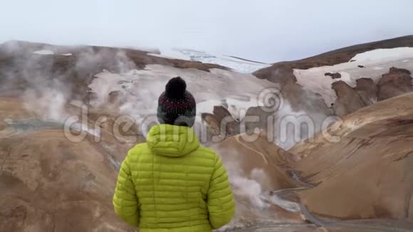 克林加尔布尔地质保护区的女人视频的预览图