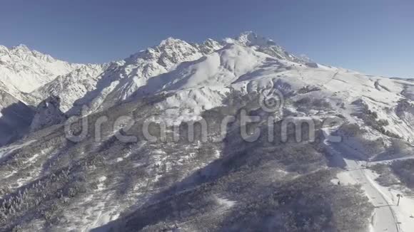 迷人的冬季景观雪盖山与长滑雪道和升降机视频的预览图