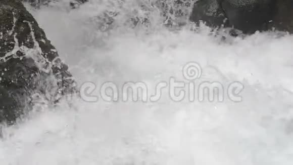 暴风骤雨的河流干净的水上升泡沫一道带喷雾特写的风暴潮慢慢视频的预览图