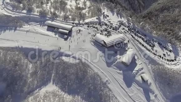 空中景观显示雪覆盖滑雪场充满汽车和人在晴天视频的预览图