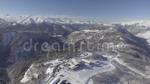 无人机照相机显示雪覆盖滑雪区充满了汽车和人在晴天视频的预览图