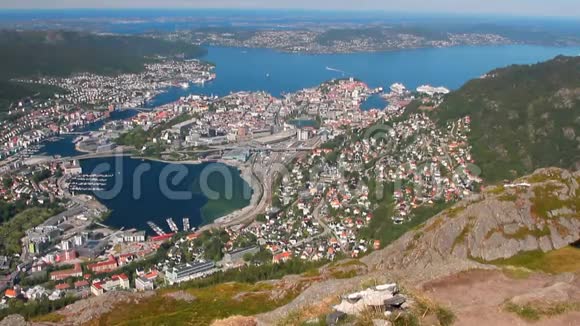 海湾沿岸的山脉和港口城市挪威卑尔根视频的预览图