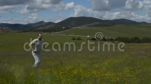 在草地上奔跑的人视频的预览图