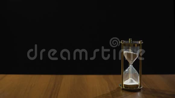 时间是用时间来衡量的而不是时钟关于生命价值的短语桌子上的沙漏视频的预览图