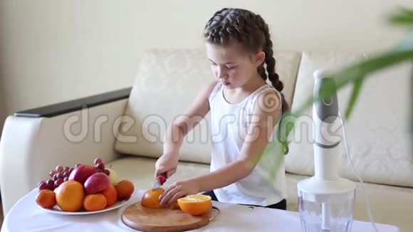 孩子用刀切橘子视频的预览图