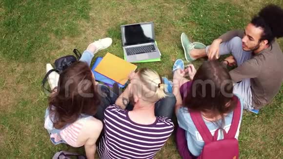 大学朋友群在校园里享受阳光的上层景观视频的预览图
